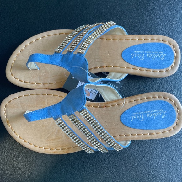 Handcrafted Blue luxury women slippers - Picture 1 of 3